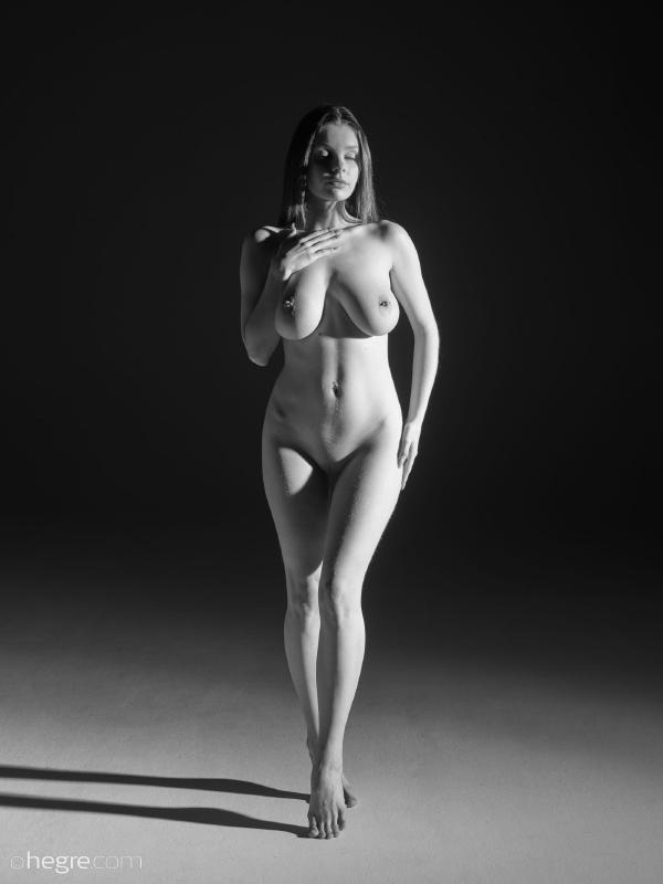 Mila A fotografía de desnudo en blanco y negro #18