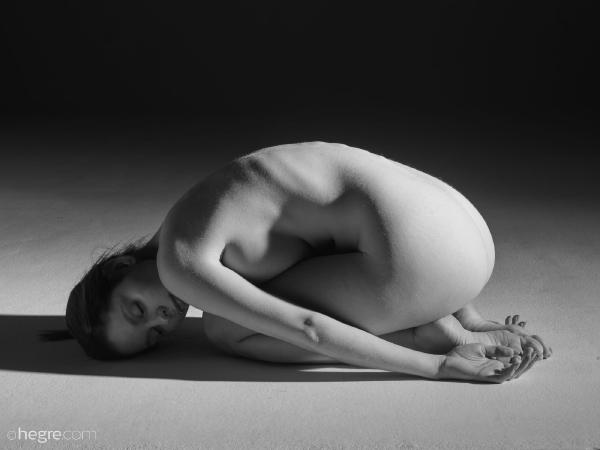 Mila A fotografía de desnudo en blanco y negro #44