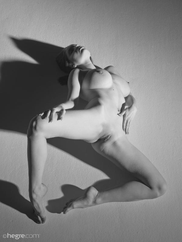 Mila En erotisk udstilling #18